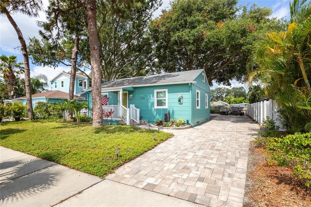 Coastal Bungalow in Gulfport’s Marina District – Fully Furnished & Move-In Ready!
Welcome to your slice of paradise in the heart of the highly sought-after Gulfport Marina District! This charming 3-bedroom, 2-bathroom coastal bungalow offers the perfect blend of comfort, convenience, and coastal lifestyle